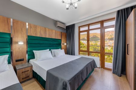 Комфорт 3-местный с балконом вид на горы