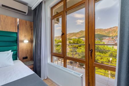 Комфорт 3-местный с балконом вид на горы