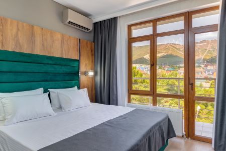 Комфорт 3-местный с балконом вид на горы