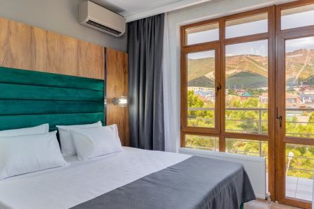 Комфорт 3-местный (с балконом и видом на горы)