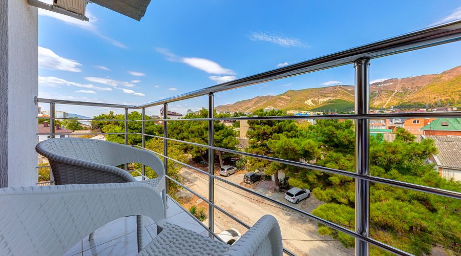 Комфорт 3-местный с балконом вид на горы