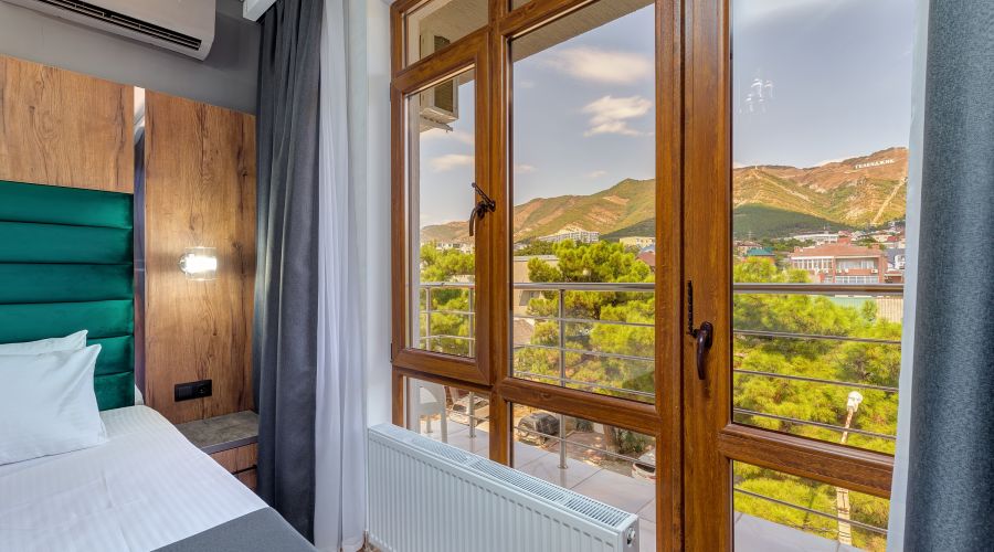 Комфорт 3-местный с балконом вид на горы