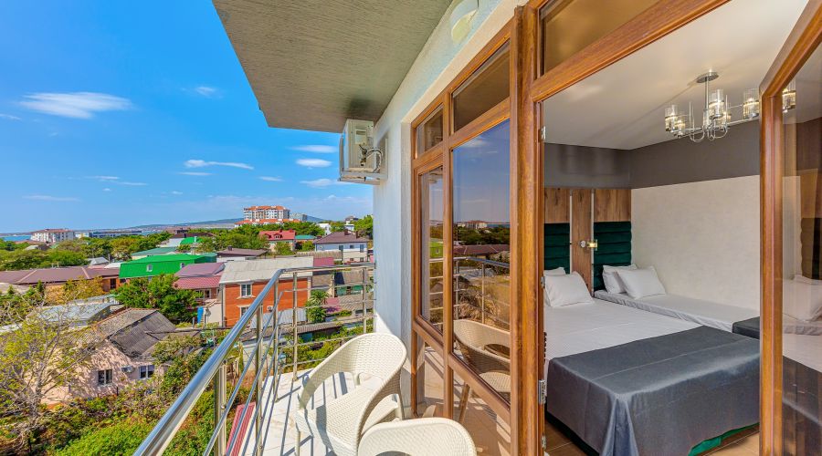 Комфорт 3-местный с балконом вид на море