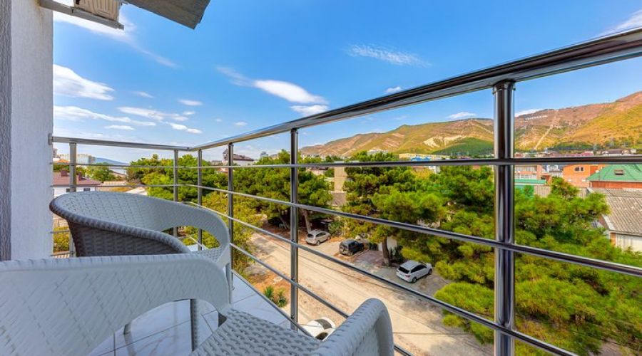 Комфорт 3-местный (с балконом и видом на горы)